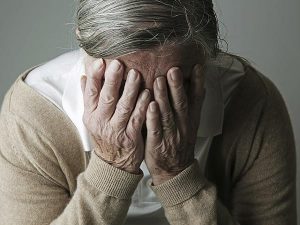 Мужчина с болезнью Альцгеймера 